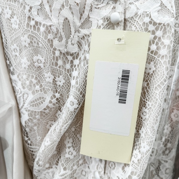 Brand new Allure #3160, new with tags, new wedding dress size 16, boho dress - Picture 14 of 14